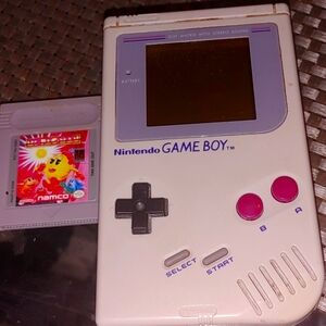 Nintendo Game Boy and Ms Pac-Man original'80s game